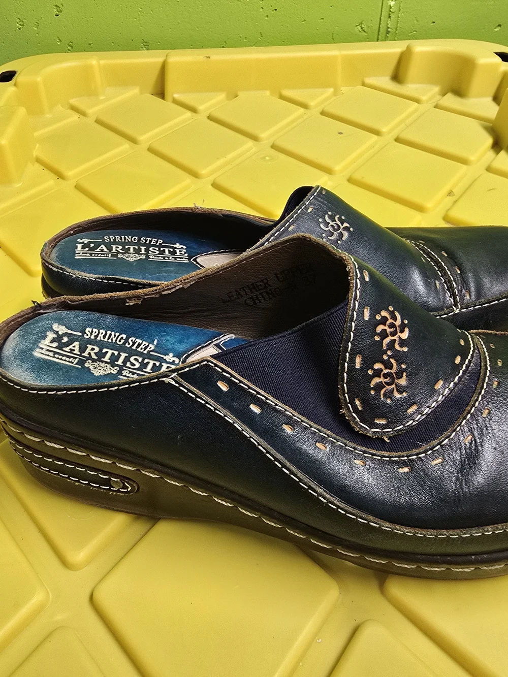 L'Artiste Navy Blue Leather Slip-On Clogs